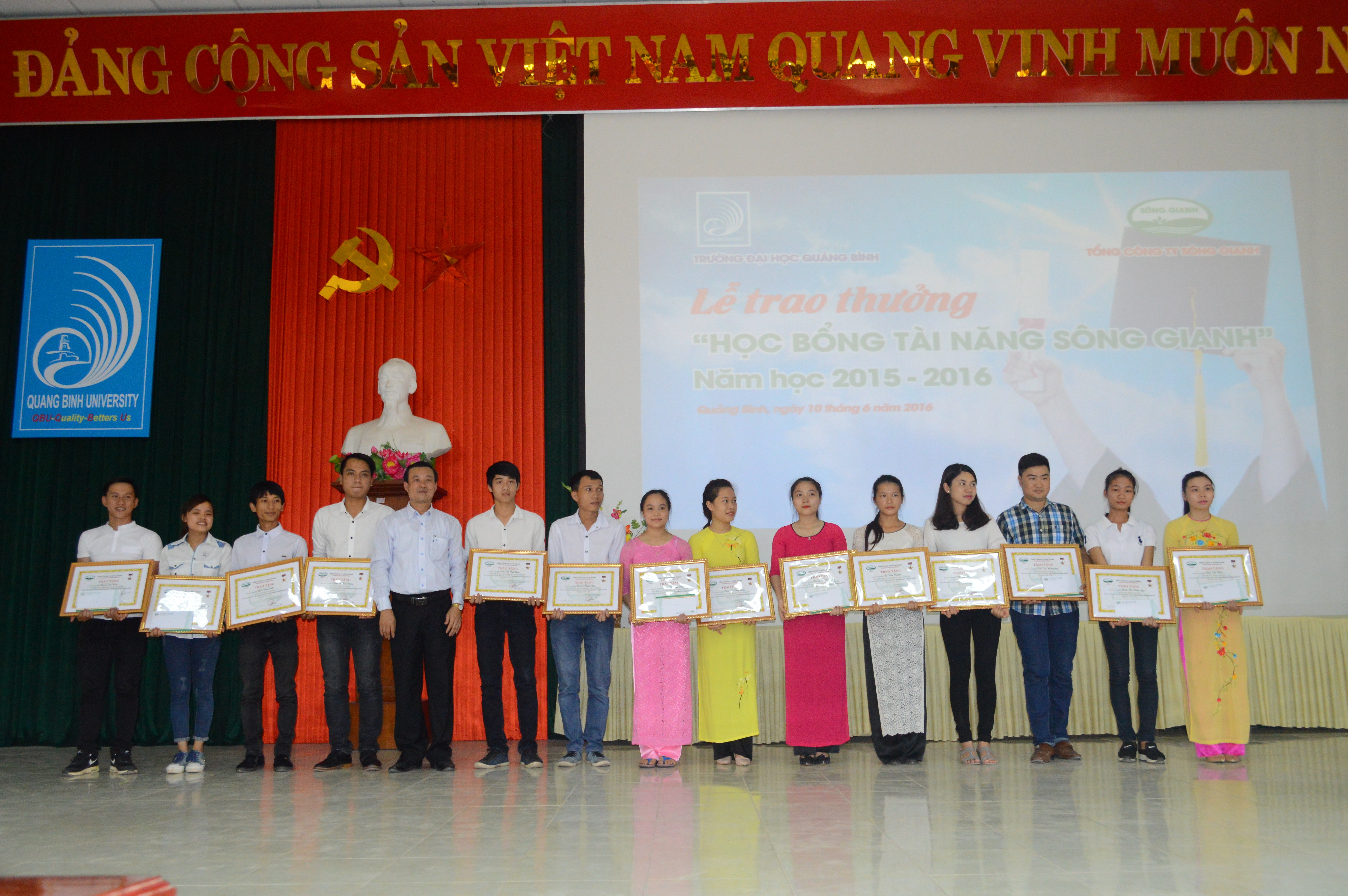 Tổng công ty Sông Gianh trao học bổng “Tài năng Sông Gianh” cho sinh viên Đại học Quảng Bình