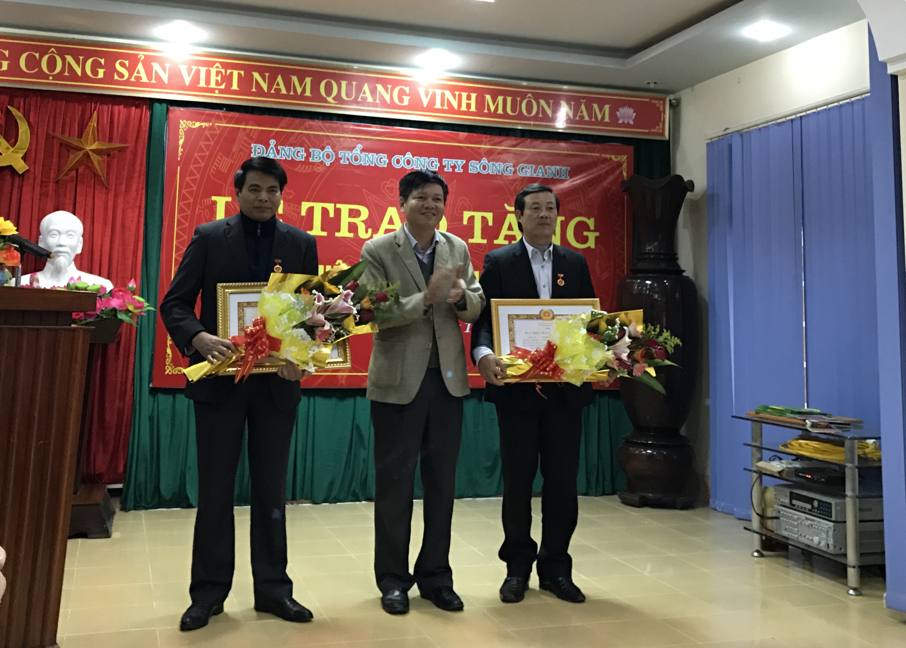 Đảng bộ Tổng công ty Sông Gianh trao huy hiệu 30 năm tuổi Đảng cho 2 đồng chí