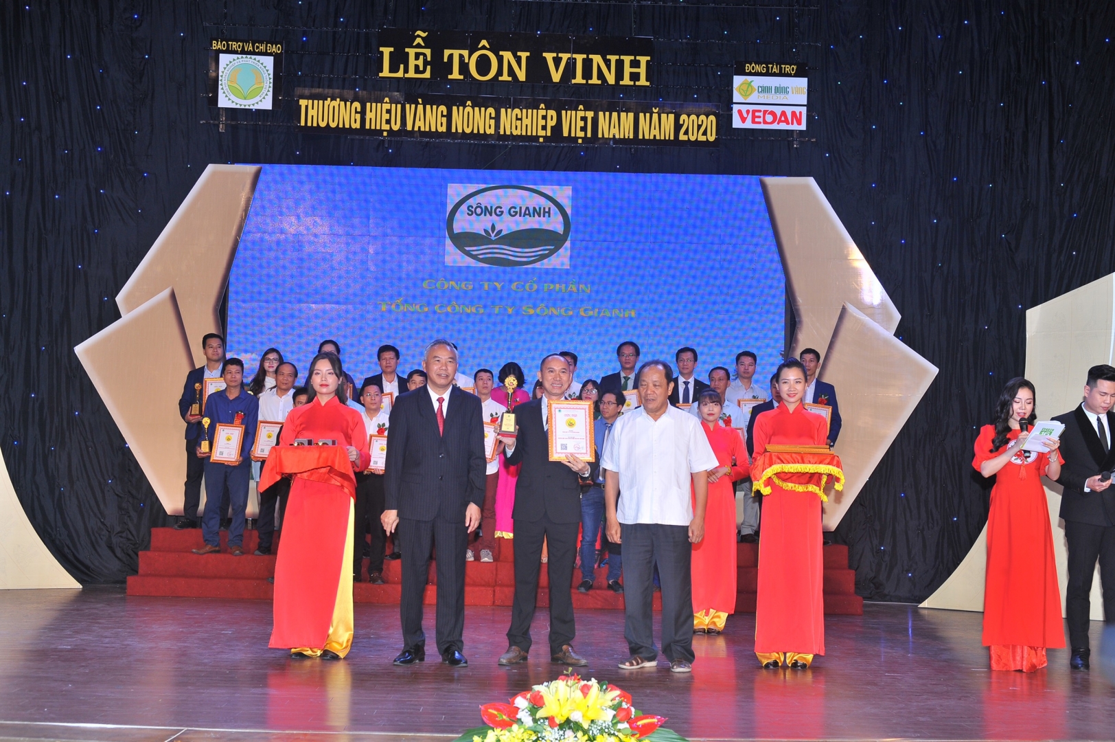 Tổng công ty Sông Gianh vinh dự nhận giải thưởng Thương hiệu vàng Nông nghiệp Việt Nam 2020